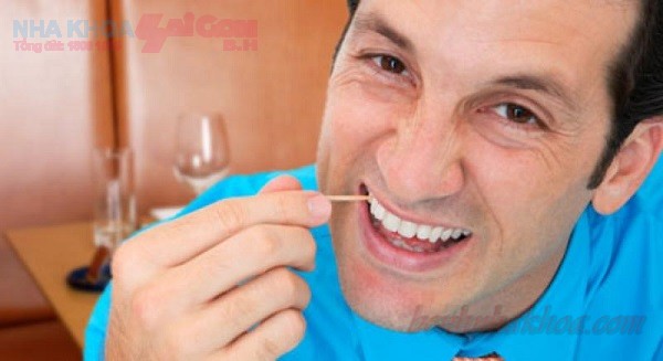 Có nên xỉa răng sau khi ăn không?